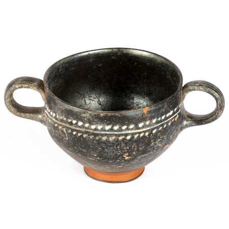 Tazza biansata in stile di Gnathia 